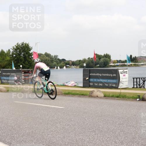 21.06.2025 - 27. Vierlanden-Triathlon H.Heesch http://msf.ph/oto/8007600 15.06.2025 12:09:08 Radfahren 815, 838, 889 meine-sportfotos.de
