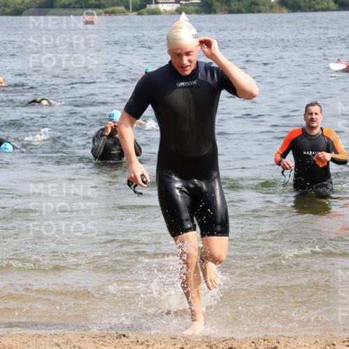 15.06.2025 - 27. Vierlanden-Triathlon Lena Gebhardt http://msf.ph/oto/8007603 15.06.2025 10:05:25 Schwimmen 378, 384, 393, 402, 409, 456 meine-sportfotos.de