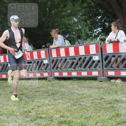 21.06.2025 - 27. Vierlanden-Triathlon KatJ http://msf.ph/oto/8007614 15.06.2025 13:00:53 Ziel 638 meine-sportfotos.de