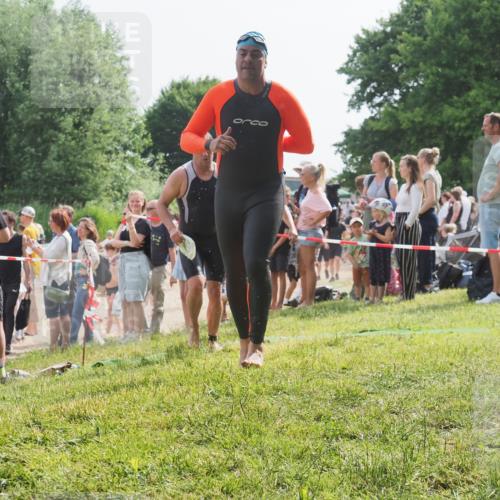 15.06.2025 - 27. Vierlanden-Triathlon KatJ http://msf.ph/oto/8007618 15.06.2025 10:06:16 Schwimmen 362, 369, 370, 381, 418, 447, 448, 455 meine-sportfotos.de