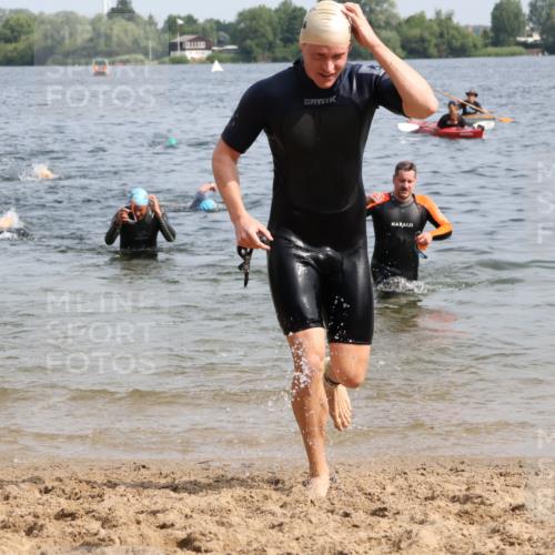 15.06.2025 - 27. Vierlanden-Triathlon Lena Gebhardt http://msf.ph/oto/8007636 15.06.2025 10:05:26 Schwimmen 366, 378, 393, 402, 409, 456 meine-sportfotos.de