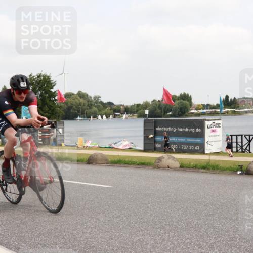 21.06.2025 - 27. Vierlanden-Triathlon H.Heesch http://msf.ph/oto/8007639 15.06.2025 12:09:32 Radfahren 759, 800 meine-sportfotos.de