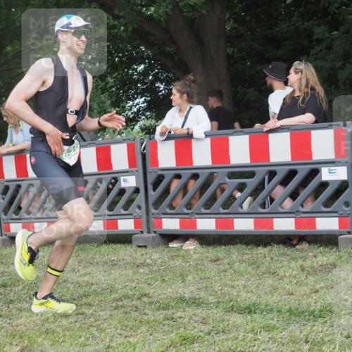 21.06.2025 - 27. Vierlanden-Triathlon KatJ http://msf.ph/oto/8007651 15.06.2025 13:00:53 Ziel 638 meine-sportfotos.de