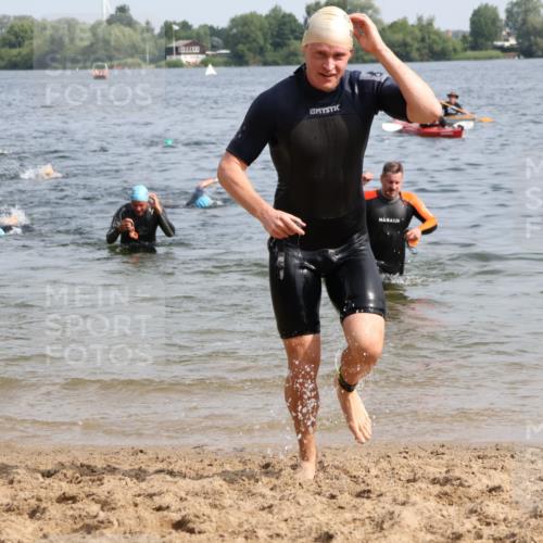 15.06.2025 - 27. Vierlanden-Triathlon Lena Gebhardt http://msf.ph/oto/8007652 15.06.2025 10:05:26 Schwimmen 366, 378, 393, 402, 409, 456 meine-sportfotos.de