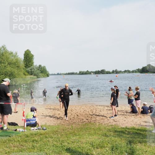 21.06.2025 - 27. Vierlanden-Triathlon MichiJ http://msf.ph/oto/8007660 15.06.2026 10:08:05 Schwimmen 295, 373, 403 meine-sportfotos.de