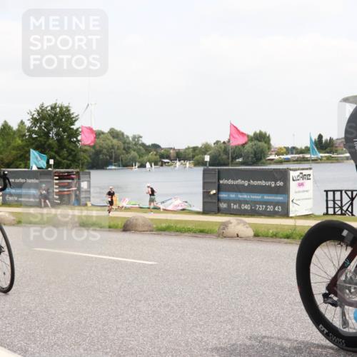 21.06.2025 - 27. Vierlanden-Triathlon H.Heesch http://msf.ph/oto/8007669 15.06.2025 12:09:40 Radfahren 854, 955, 965 meine-sportfotos.de