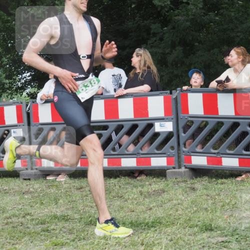 21.06.2025 - 27. Vierlanden-Triathlon KatJ http://msf.ph/oto/8007676 15.06.2025 13:00:54 Ziel 638 meine-sportfotos.de