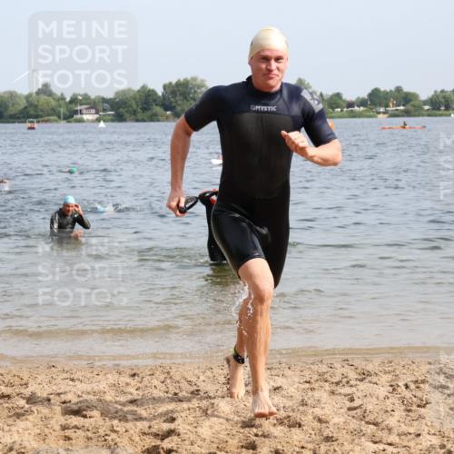 15.06.2025 - 27. Vierlanden-Triathlon Lena Gebhardt http://msf.ph/oto/8007684 15.06.2025 10:05:26 Schwimmen 366, 378, 393, 402, 409, 456 meine-sportfotos.de