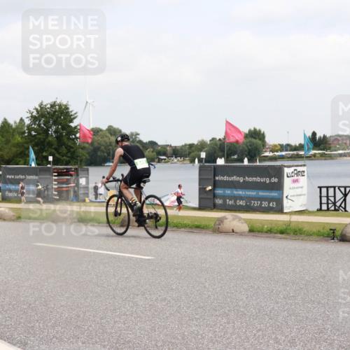 21.06.2025 - 27. Vierlanden-Triathlon H.Heesch http://msf.ph/oto/8007697 15.06.2025 12:10:16 Radfahren 711, 742 meine-sportfotos.de