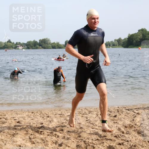 15.06.2025 - 27. Vierlanden-Triathlon Lena Gebhardt http://msf.ph/oto/8007702 15.06.2025 10:05:26 Schwimmen 366, 378, 393, 402, 409, 456 meine-sportfotos.de