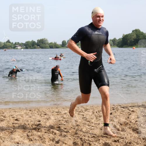 15.06.2025 - 27. Vierlanden-Triathlon Lena Gebhardt http://msf.ph/oto/8007715 15.06.2025 10:05:26 Schwimmen 366, 378, 393, 402, 409, 456 meine-sportfotos.de