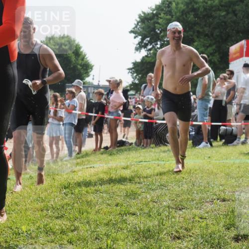 15.06.2025 - 27. Vierlanden-Triathlon KatJ http://msf.ph/oto/8007733 15.06.2025 10:06:18 Schwimmen 369, 370, 381, 418, 447, 448, 455 meine-sportfotos.de
