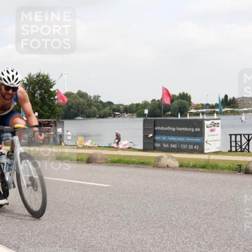 21.06.2025 - 27. Vierlanden-Triathlon H.Heesch http://msf.ph/oto/8007734 15.06.2025 12:10:38 Radfahren 654, 685, 707 meine-sportfotos.de