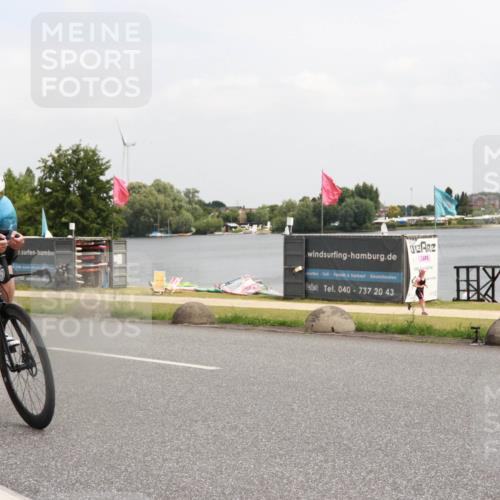 21.06.2025 - 27. Vierlanden-Triathlon H.Heesch http://msf.ph/oto/8007749 15.06.2025 12:02:25 Radfahren 730, 800, 878, 936 meine-sportfotos.de