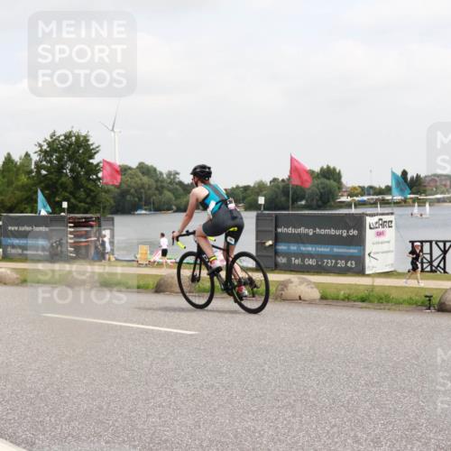 21.06.2025 - 27. Vierlanden-Triathlon H.Heesch http://msf.ph/oto/8007751 15.06.2025 12:10:48 Radfahren 956 meine-sportfotos.de