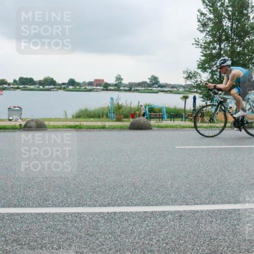 21.06.2025 - 27. Vierlanden-Triathlon H.Heesch http://msf.ph/oto/8007784 15.06.2025 13:26:10 Radfahren 1101, 1117, 1126, 1304, 1315 meine-sportfotos.de