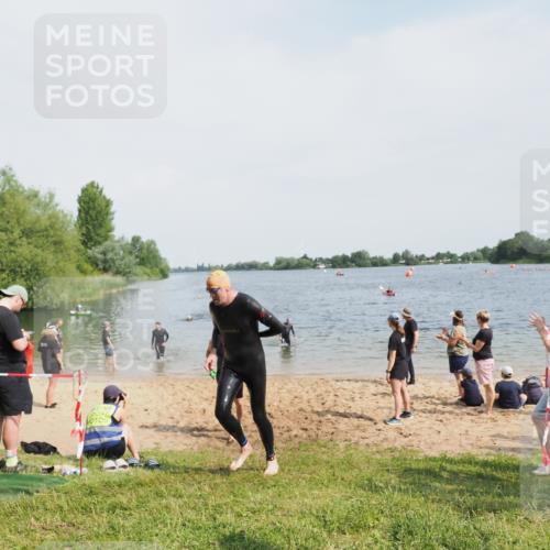 21.06.2025 - 27. Vierlanden-Triathlon MichiJ http://msf.ph/oto/8007794 15.06.2026 10:08:07 Schwimmen 295, 373, 403 meine-sportfotos.de