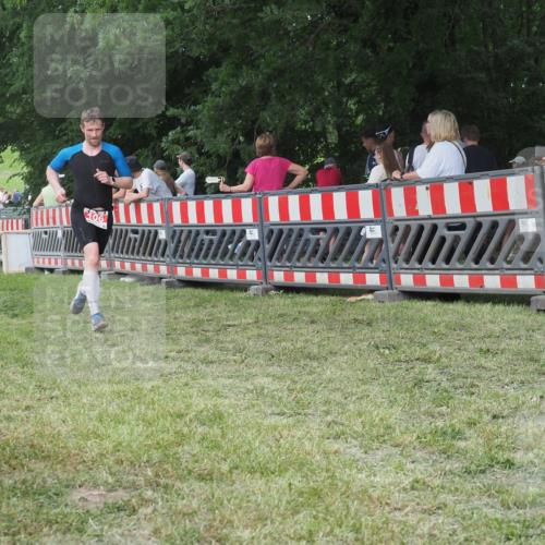 21.06.2025 - 27. Vierlanden-Triathlon KatJ http://msf.ph/oto/8007800 15.06.2025 13:01:07 Ziel 106 meine-sportfotos.de