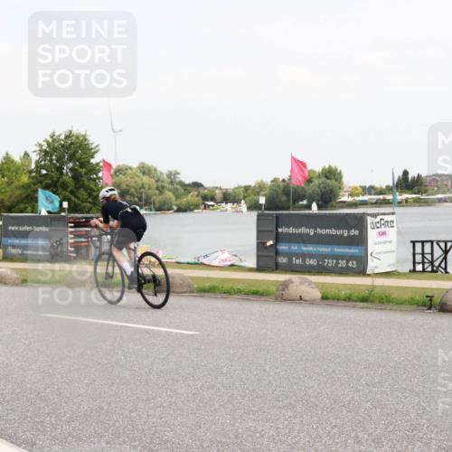 21.06.2025 - 27. Vierlanden-Triathlon H.Heesch http://msf.ph/oto/8007812 15.06.2025 12:02:35 Radfahren 876 meine-sportfotos.de