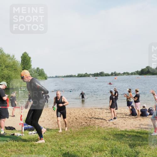 21.06.2025 - 27. Vierlanden-Triathlon MichiJ http://msf.ph/oto/8007832 15.06.2026 10:08:08 Schwimmen 295, 373, 403 meine-sportfotos.de