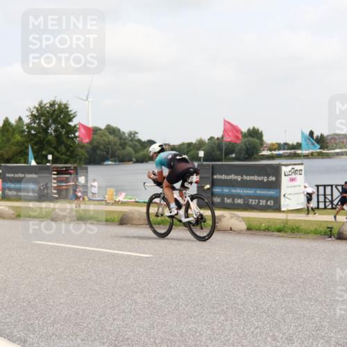 21.06.2025 - 27. Vierlanden-Triathlon H.Heesch http://msf.ph/oto/8007833 15.06.2025 12:11:20 Radfahren 760, 761 meine-sportfotos.de