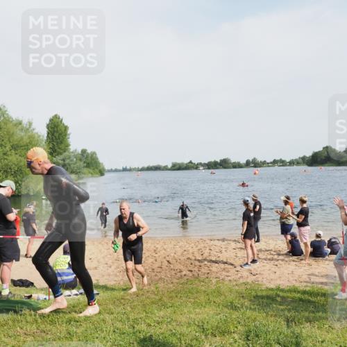 21.06.2025 - 27. Vierlanden-Triathlon MichiJ http://msf.ph/oto/8007849 15.06.2026 10:08:08 Schwimmen 295, 373, 403 meine-sportfotos.de