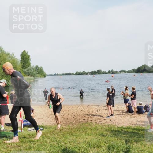 21.06.2025 - 27. Vierlanden-Triathlon MichiJ http://msf.ph/oto/8007864 15.06.2026 10:08:08 Schwimmen 295, 373, 403 meine-sportfotos.de
