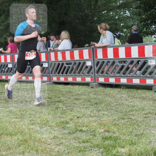 21.06.2025 - 27. Vierlanden-Triathlon KatJ http://msf.ph/oto/8007884 15.06.2025 13:01:08 Ziel 106 meine-sportfotos.de