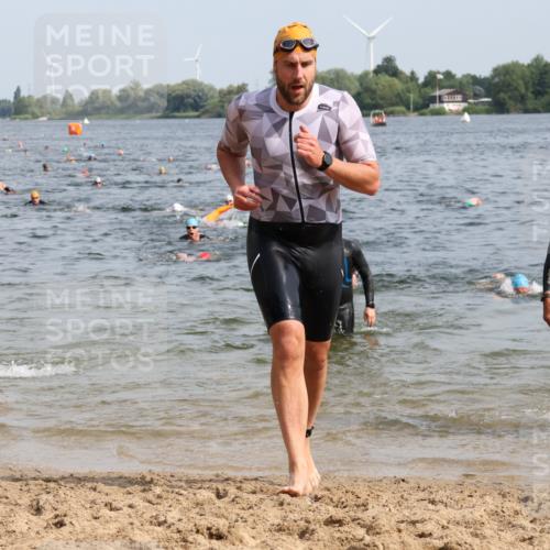 15.06.2025 - 27. Vierlanden-Triathlon Lena Gebhardt http://msf.ph/oto/8007910 15.06.2025 10:05:35 Schwimmen 366, 378, 392, 401, 409, 413, 450 meine-sportfotos.de