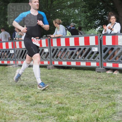 21.06.2025 - 27. Vierlanden-Triathlon KatJ http://msf.ph/oto/8007918 15.06.2025 13:01:08 Ziel 106 meine-sportfotos.de