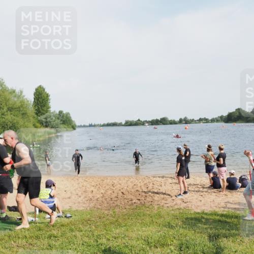 21.06.2025 - 27. Vierlanden-Triathlon MichiJ http://msf.ph/oto/8007922 15.06.2026 10:08:09 Schwimmen 295, 373, 399, 403 meine-sportfotos.de