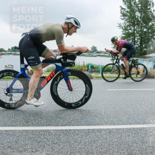 21.06.2025 - 27. Vierlanden-Triathlon H.Heesch http://msf.ph/oto/8007925 15.06.2025 13:26:30 Radfahren 1112, 1123, 1128, 1281, 1300 meine-sportfotos.de