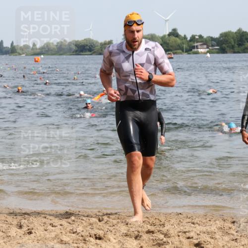 15.06.2025 - 27. Vierlanden-Triathlon Lena Gebhardt http://msf.ph/oto/8007926 15.06.2025 10:05:35 Schwimmen 366, 378, 392, 401, 409, 413, 450 meine-sportfotos.de