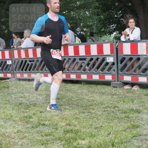 21.06.2025 - 27. Vierlanden-Triathlon KatJ http://msf.ph/oto/8007928 15.06.2025 13:01:08 Ziel 106 meine-sportfotos.de