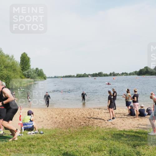 21.06.2025 - 27. Vierlanden-Triathlon MichiJ http://msf.ph/oto/8007934 15.06.2026 10:08:09 Schwimmen 295, 373, 399, 403 meine-sportfotos.de