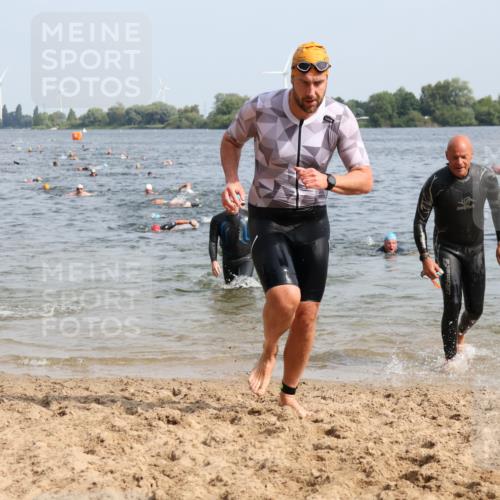 15.06.2025 - 27. Vierlanden-Triathlon Lena Gebhardt http://msf.ph/oto/8007940 15.06.2025 10:05:36 Schwimmen 366, 378, 392, 401, 409, 413, 450 meine-sportfotos.de