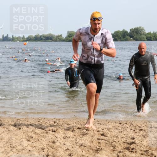 15.06.2025 - 27. Vierlanden-Triathlon Lena Gebhardt http://msf.ph/oto/8007948 15.06.2025 10:05:36 Schwimmen 366, 378, 392, 401, 409, 413, 450 meine-sportfotos.de
