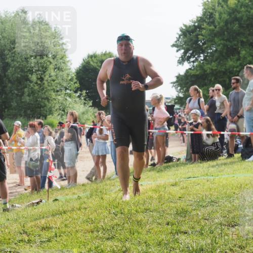 15.06.2025 - 27. Vierlanden-Triathlon KatJ http://msf.ph/oto/8007952 15.06.2025 10:06:24 Schwimmen 370, 381, 394, 418, 447, 455 meine-sportfotos.de