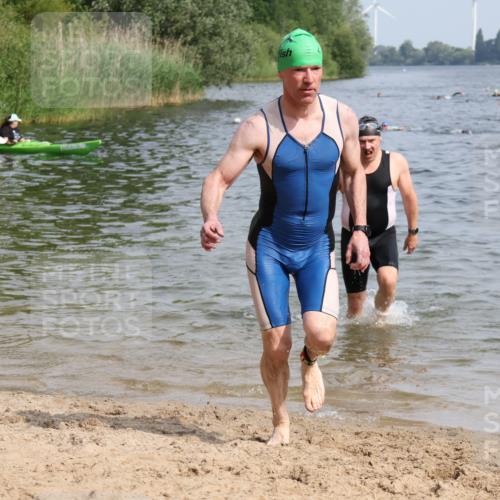 15.06.2025 - 27. Vierlanden-Triathlon Lena Gebhardt http://msf.ph/oto/8007962 15.06.2025 10:05:38 Schwimmen 366, 378, 392, 401, 413, 442, 450 meine-sportfotos.de