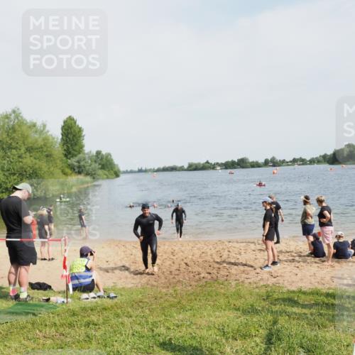 21.06.2025 - 27. Vierlanden-Triathlon MichiJ http://msf.ph/oto/8007984 15.06.2026 10:08:13 Schwimmen 295, 373, 399, 403 meine-sportfotos.de