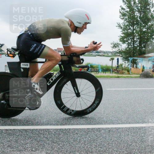 21.06.2025 - 27. Vierlanden-Triathlon H.Heesch http://msf.ph/oto/8007989 15.06.2025 13:26:34 Radfahren 1108, 1112, 1123, 1128, 1143, 1160, 1281, 1300 meine-sportfotos.de