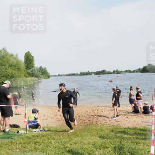 21.06.2025 - 27. Vierlanden-Triathlon MichiJ http://msf.ph/oto/8008062 15.06.2026 10:08:14 Schwimmen 295, 373, 399, 403 meine-sportfotos.de