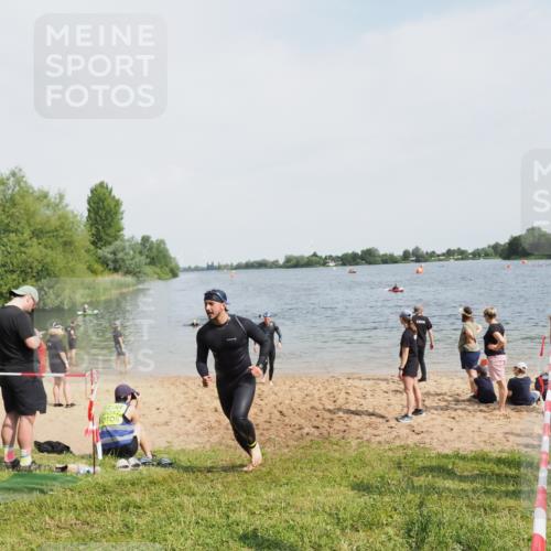 21.06.2025 - 27. Vierlanden-Triathlon MichiJ http://msf.ph/oto/8008075 15.06.2026 10:08:14 Schwimmen 295, 373, 399, 403 meine-sportfotos.de