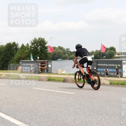 21.06.2025 - 27. Vierlanden-Triathlon H.Heesch http://msf.ph/oto/8008078 15.06.2025 12:13:38 Radfahren 941 meine-sportfotos.de