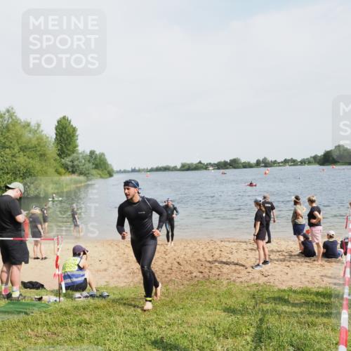 21.06.2025 - 27. Vierlanden-Triathlon MichiJ http://msf.ph/oto/8008089 15.06.2026 10:08:15 Schwimmen 295, 373, 399 meine-sportfotos.de