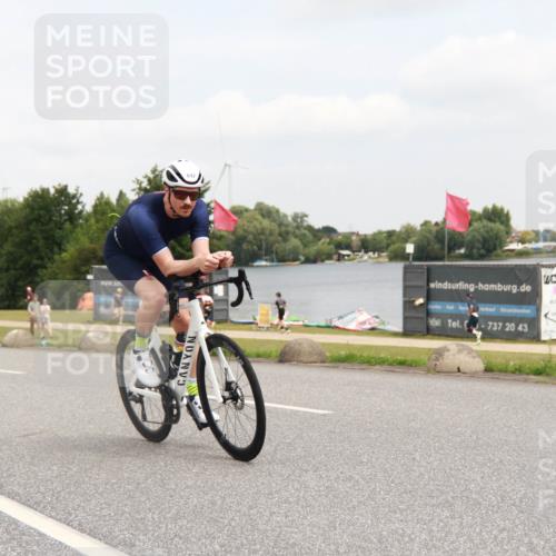 21.06.2025 - 27. Vierlanden-Triathlon H.Heesch http://msf.ph/oto/8008099 15.06.2025 12:13:58 Radfahren 642, 715 meine-sportfotos.de
