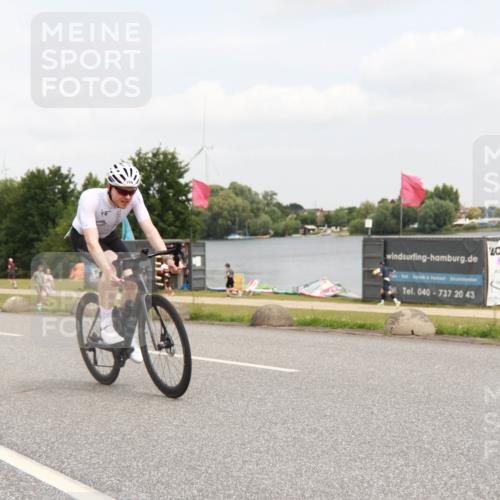 21.06.2025 - 27. Vierlanden-Triathlon H.Heesch http://msf.ph/oto/8008103 15.06.2025 12:13:58 Radfahren 642, 715 meine-sportfotos.de