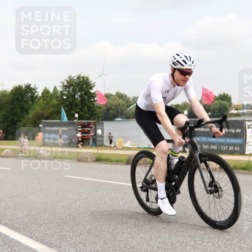 21.06.2025 - 27. Vierlanden-Triathlon H.Heesch http://msf.ph/oto/8008113 15.06.2025 12:13:58 Radfahren 642, 715 meine-sportfotos.de