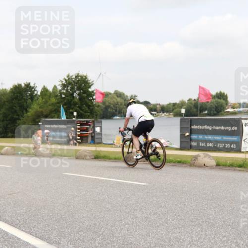 21.06.2025 - 27. Vierlanden-Triathlon H.Heesch http://msf.ph/oto/8008128 15.06.2025 12:14:00 Radfahren 642, 715 meine-sportfotos.de