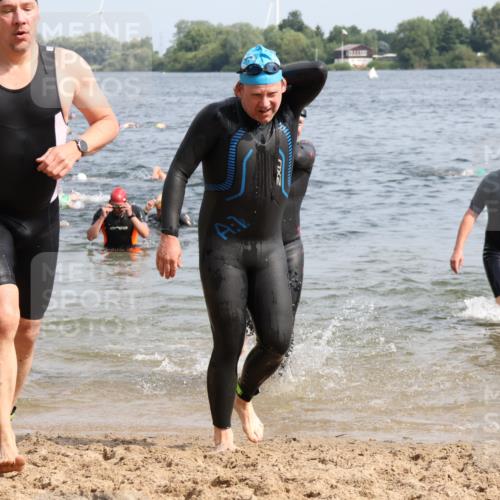 15.06.2025 - 27. Vierlanden-Triathlon Lena Gebhardt http://msf.ph/oto/8008135 15.06.2025 10:05:42 Schwimmen 366, 378, 392, 401, 413, 435, 442, 450 meine-sportfotos.de